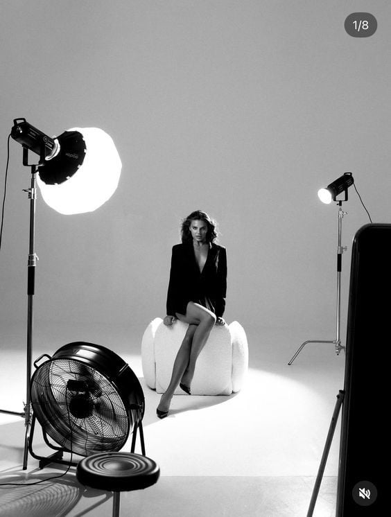 Studio lighting setup, black and white